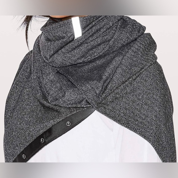 LULULEMON Rulu Scarf - Dark Heather Grey Snap Vinyasa Scarf - One Size EUC - Picture 2 of 16